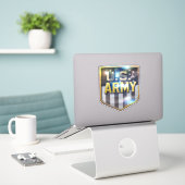 Army Flag Shield Sticker シール (デスク上のノートパソコン)