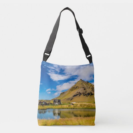 Arnarstapi Amtmansshusと山スタファエル，アイスランド クロスボディバッグ (正面)