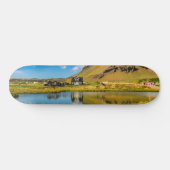 Arnarstapi Amtmansshusと山スタファエル，アイスランド スケートボード (横)