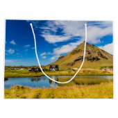 Arnarstapi Amtmansshusと山スタファエル，アイスランド ラージペーパーバッグ (裏面)