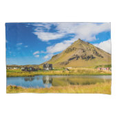 Arnarstapi Amtmansshusと山スタファエル，アイスランド 枕カバー (正面)