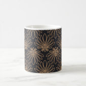Art Deco pattern with gold floral motifs  コーヒーマグカップ (中央)