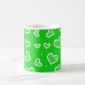 Artistic Hearts Seamless Pattern Green Background  コーヒーマグカップ (中央)