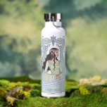 ARWEN™ "Share One Lifetime With You" Graphic ウォーターボトル<br><div class="desc">Celebrate one of the most romantic moments in Middle-Earth™ with this breathtaking Lord of the Rings™ design inspired by Arwen™. Illustrated in an elegant, storybook style, Arwen stands framed by flowing Elven drapery and delicate vine motifs, her serene expression capturing timeless grace and devotion. Beneath her, the beloved quote reads,...</div>