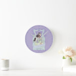 ARWEN™ "Share One Lifetime With You" Graphic ラウンド壁時計<br><div class="desc">Celebrate one of the most romantic moments in Middle-Earth™ with this breathtaking Lord of the Rings™ design inspired by Arwen™. Illustrated in an elegant, storybook style, Arwen stands framed by flowing Elven drapery and delicate vine motifs, her serene expression capturing timeless grace and devotion. Beneath her, the beloved quote reads,...</div>