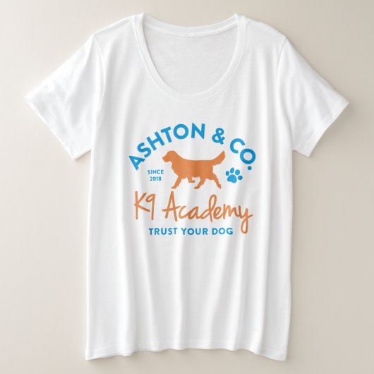 Ashton & Co. K9 Academy レディース 2色ロゴ ホワイト プラスサイズTシャツ (デザイン正面)