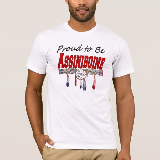 Assiniboineによって合われるTシャツがあること誇りを持った Tシャツ (正面)