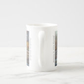 Assiniboineの河岸-骨灰磁器のマグ ボーンチャイナマグカップ (裏面)