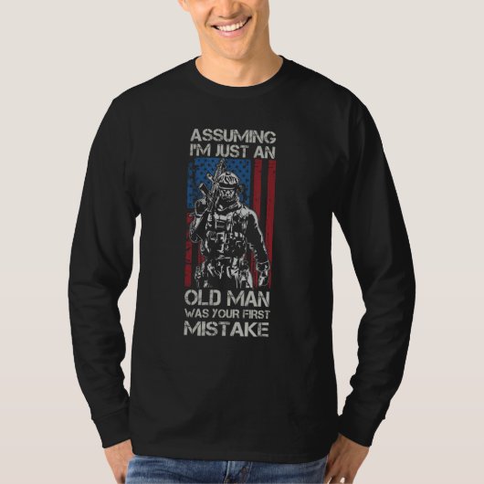 Assuming I m Just An Old Man US Veteran Flag Amer Tシャツ (正面)