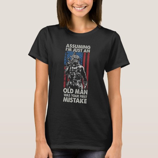 Assuming I m Just An Old Man US Veteran Flag USA Tシャツ (正面)