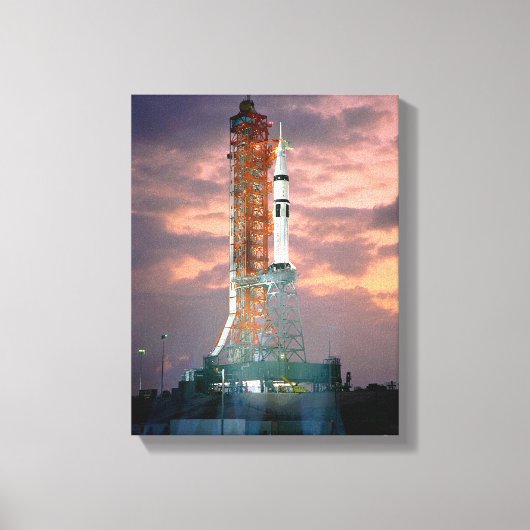 ASTP Saturn IB CDDTの背後で夜明けが発生 キャンバスプリント (正面)