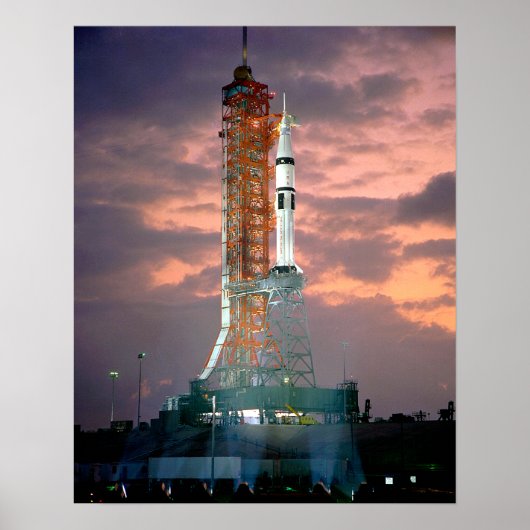 ASTP Saturn IB CDDTの背後で夜明けが発生 ポスター (正面)
