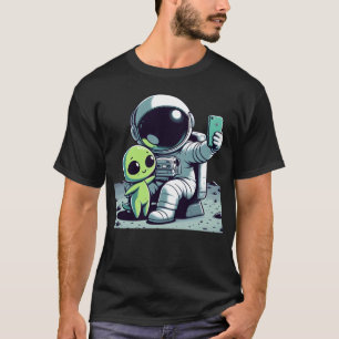 ASTRO SELFIE -おもしろいマンガ宇宙飛行士エイリアンセルフィー Tシャツ