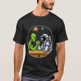 Astronaut Alien Arm Wrestling Tシャツ