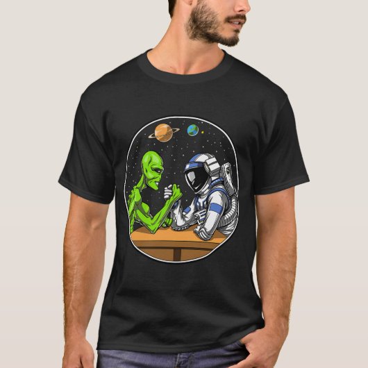 Astronaut Alien Arm Wrestling Tシャツ (正面)