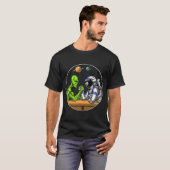 Astronaut Alien Arm Wrestling Tシャツ (正面フル)