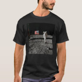 Astronaut and US Flag on Lunar Surface Apollo Moon Tシャツ (正面)