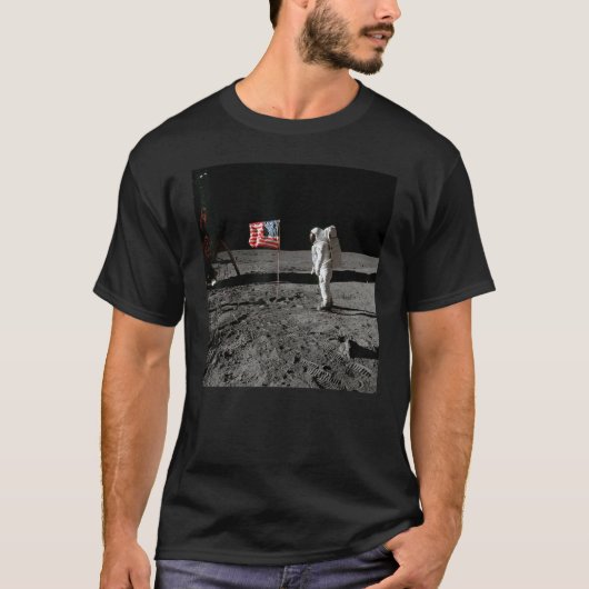 Astronaut and US Flag on Lunar Surface Apollo Moon Tシャツ (正面)