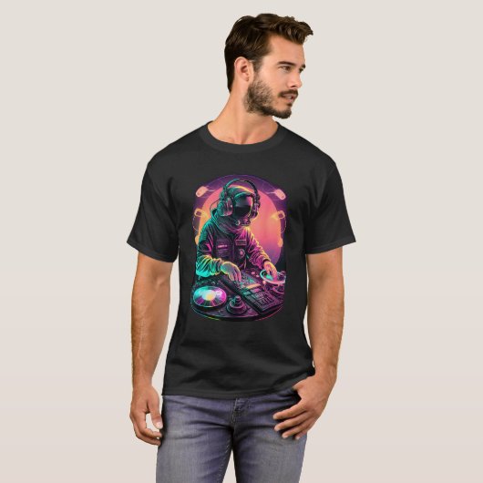 Astronaut DJ, DJing in Space, EDM cool Graphic Tシャツ (正面フル)