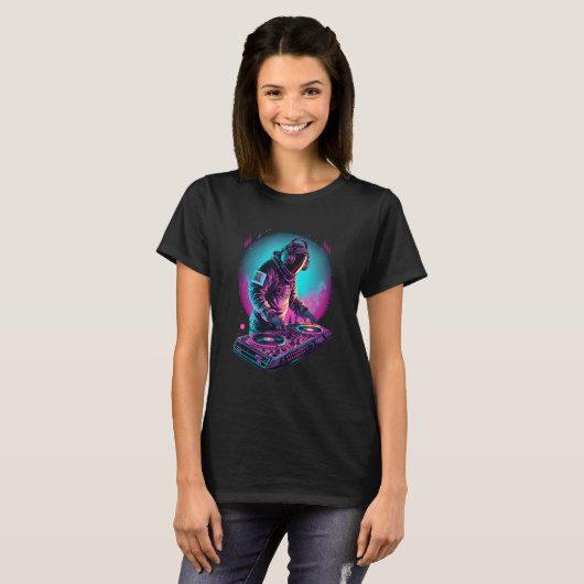 Astronaut DJ DJing in Space EDM cool Graphic Tシャツ (正面フル)