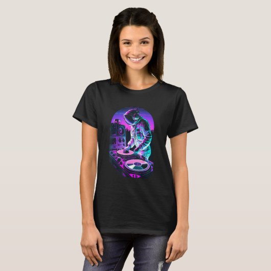 Astronaut DJ DJing in Space EDM cool Graphic Vapor Tシャツ (正面フル)