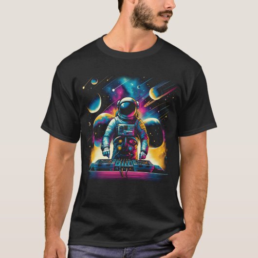 Astronaut DJ DJing in Space EDM Funky Dance Club Tシャツ (正面)