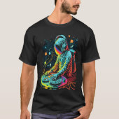 Astronaut DJ Playing Turntables in Space EDM cool Tシャツ (正面)