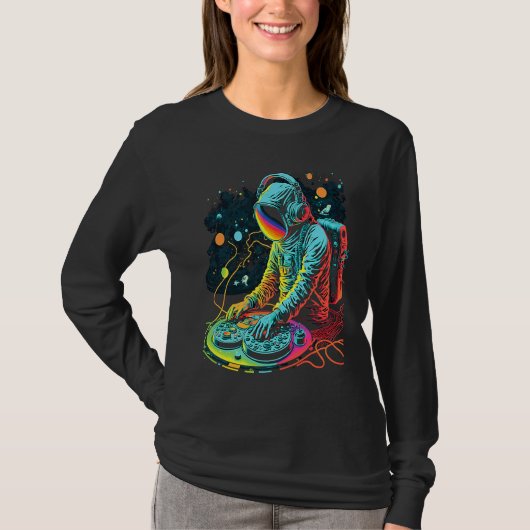 Astronaut DJ Playing Turntables in Space EDM cool  Tシャツ (正面)