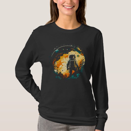 Astronaut Exploring A New World Outside Of The Sol Tシャツ (正面)