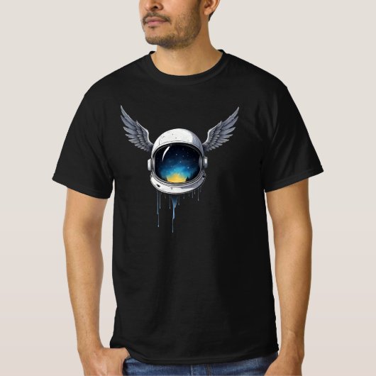 Astronaut Helmet with Wings – Cosmic Space Art Tシャツ (正面)