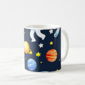 Astronaut in Space Planets and Rockets Pattern コーヒーマグカップ (正面右)