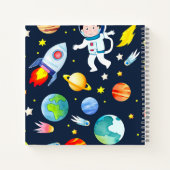 Astronaut in Space Planets and Rockets Pattern ノートブック (裏面)