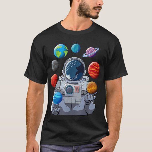 Astronaut Juggling Planets Art Tシャツ (正面)