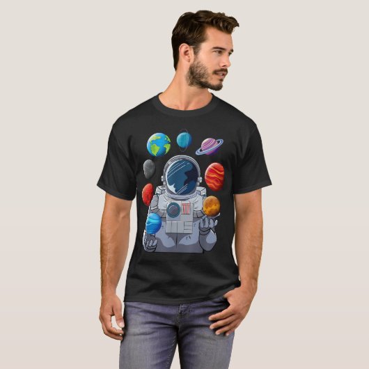 Astronaut Juggling Planets Art Tシャツ (正面フル)