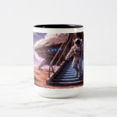 Astronaut leaving Space Ship ツートーンマグカップ (中央)