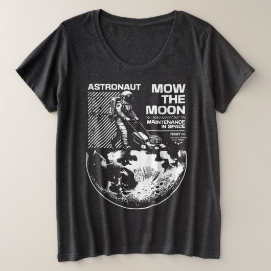 Astronaut Mows the Moon – Funny Space Maintenance プラスサイズTシャツ (デザイン正面)