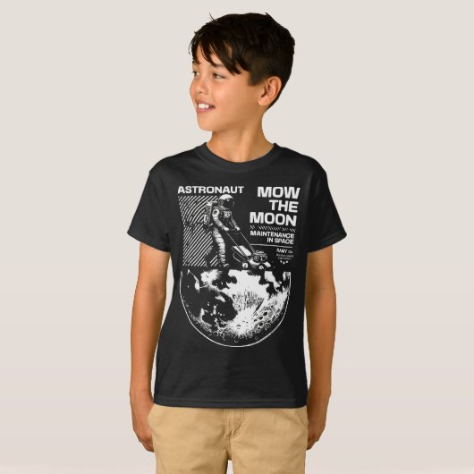 Astronaut Mows the Moon – Funny Space Maintenance Tシャツ (正面フル)