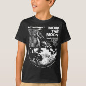 Astronaut Mows the Moon – Funny Space Maintenance Tシャツ (正面)