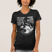 Astronaut Mows the Moon – Funny Space Maintenance Tシャツ (正面)