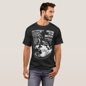 Astronaut Mows the Moon – Funny Space Maintenance Tシャツ (正面フル)