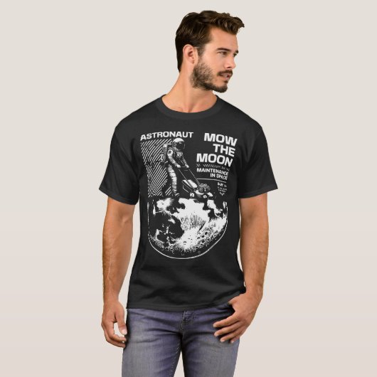 Astronaut Mows the Moon – Funny Space Maintenance Tシャツ (正面フル)