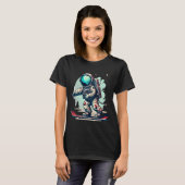 Astronaut On Snowboard Funny Astronaut Skiing On S Tシャツ (正面フル)