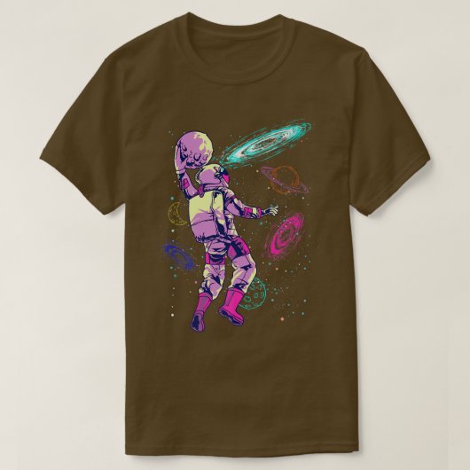 Astronaut Playing Basketball Slam Dunking in Space Tシャツ (デザイン正面)