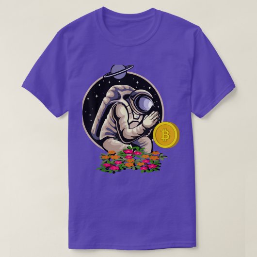 Astronaut Praying for Bitcoin BTC Digital Currency Tシャツ (デザイン正面)