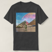 Astronaut Pyramids Outer Space Universe Surreal Tシャツ (デザイン正面)