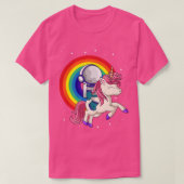 Astronaut Riding Unicorn Galay Rainbow Space Tシャツ (デザイン正面)