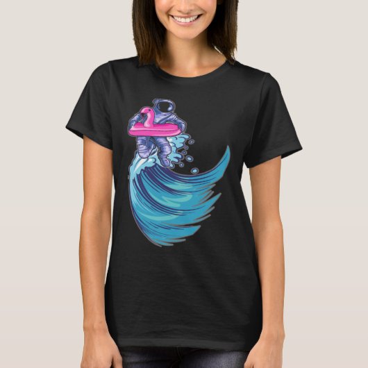 Astronaut Surfing Ocean Waves With Pink Flamingo F Tシャツ (正面)