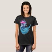 Astronaut Surfing Ocean Waves With Pink Flamingo F Tシャツ (正面フル)