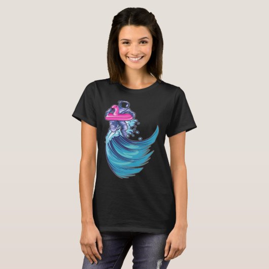 Astronaut Surfing Ocean Waves With Pink Flamingo F Tシャツ (正面フル)