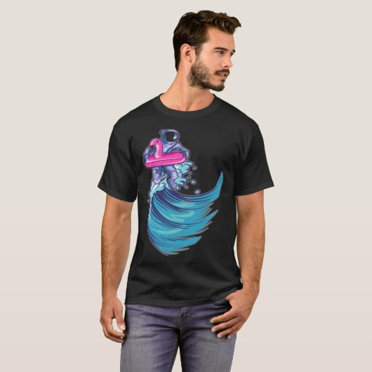 Astronaut Surfing Ocean Waves With Pink Flamingo F Tシャツ (正面フル)